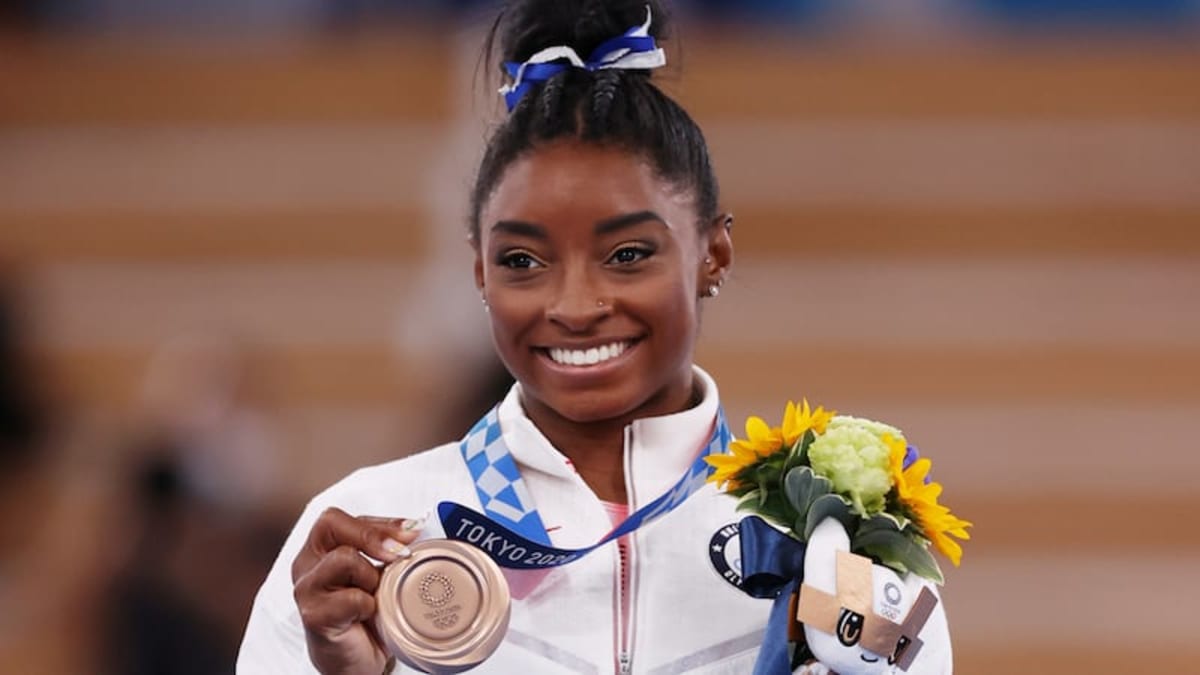 Simone Biles Opens Taste of Gold Restaurant in Houston - Image 2