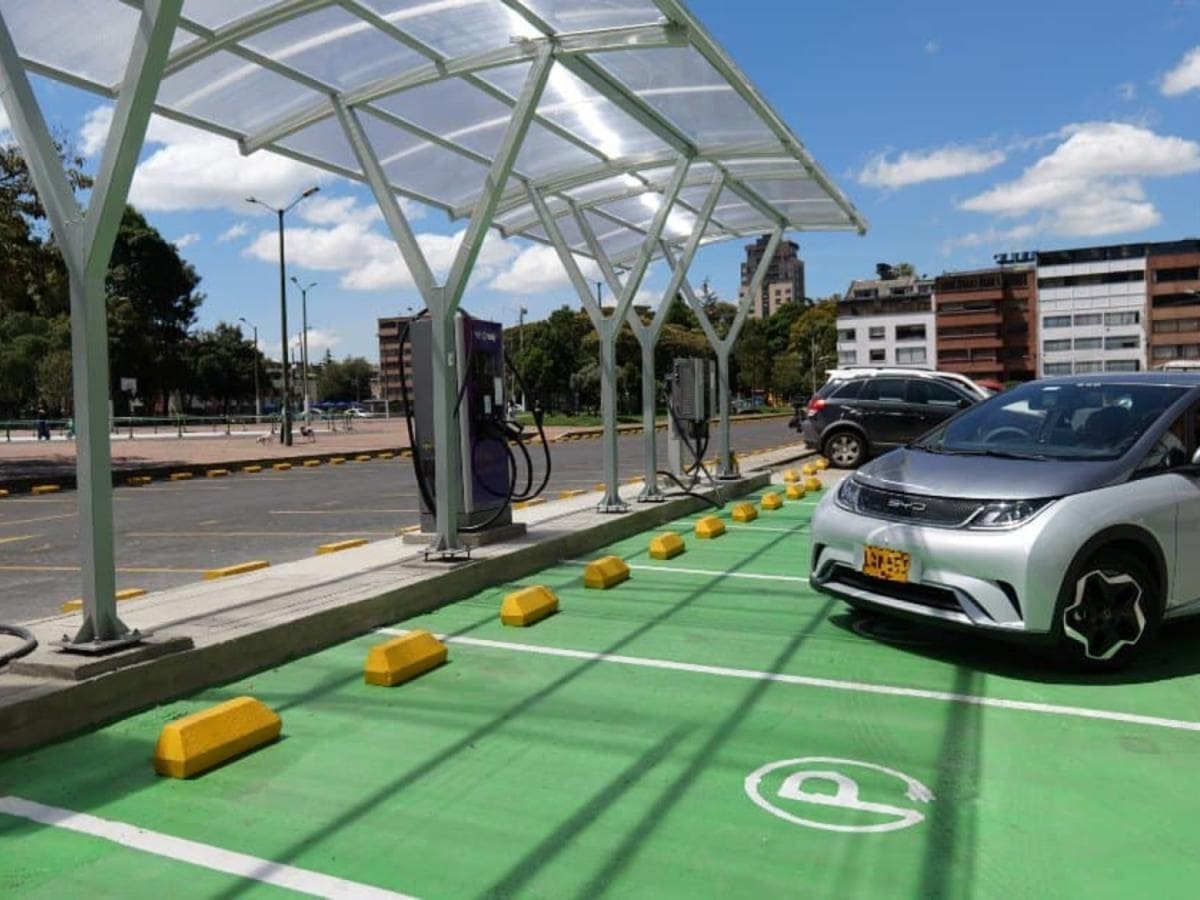 Electric vehicle charging at a public station in Colombia with modern infrastructure