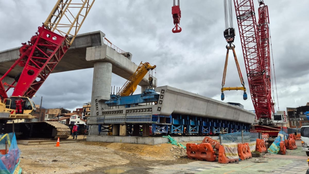 Massive cranes lift 500-ton concrete viaduct span for Bogota's first metro line construction