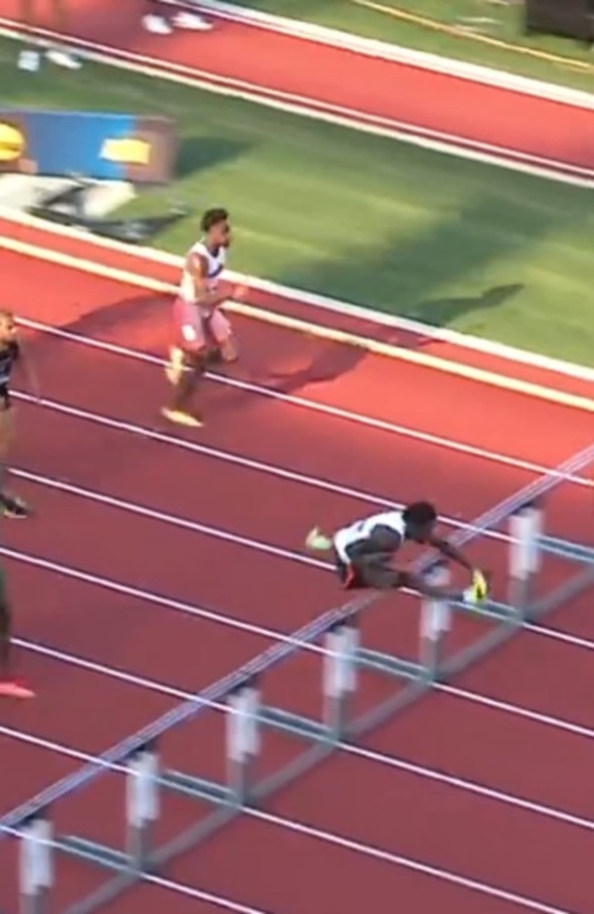 College Runner Ja'Kobe Tharp Breaks 50-Year Hurdles Record - Image 3