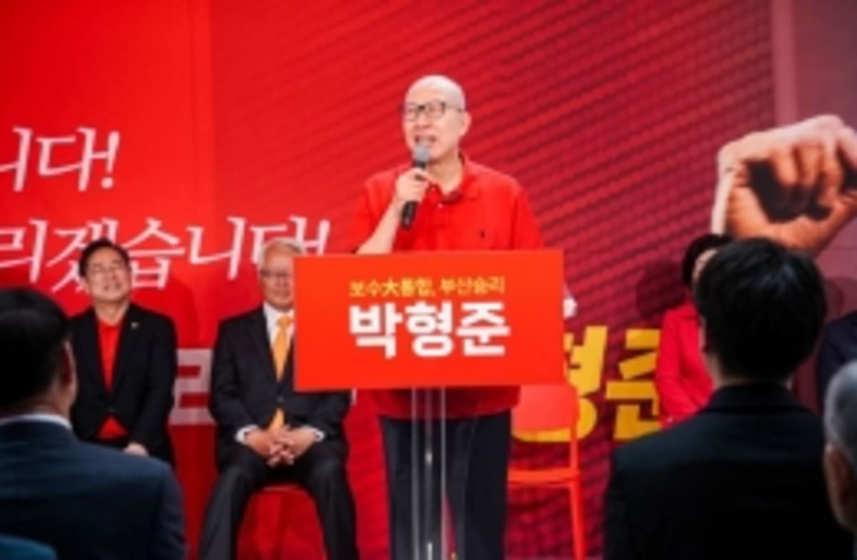 Nurse Saves Pregnant Mom and Calms Her Child at Mall - Image 5