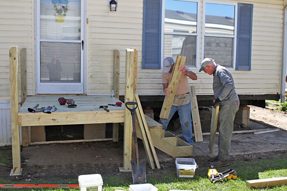 Volunteers Give 35,000 Hours Yearly to Keep Seniors Home - Image 2