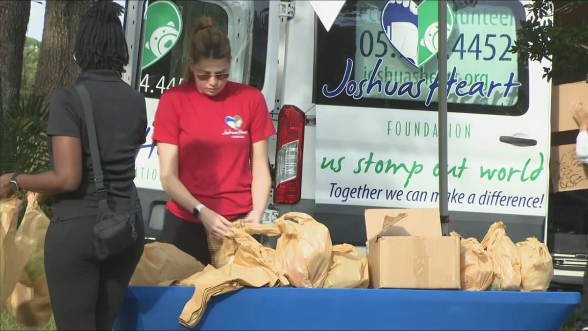 Miami Volunteers Pack 1,000 Backpacks for Students - Image 3