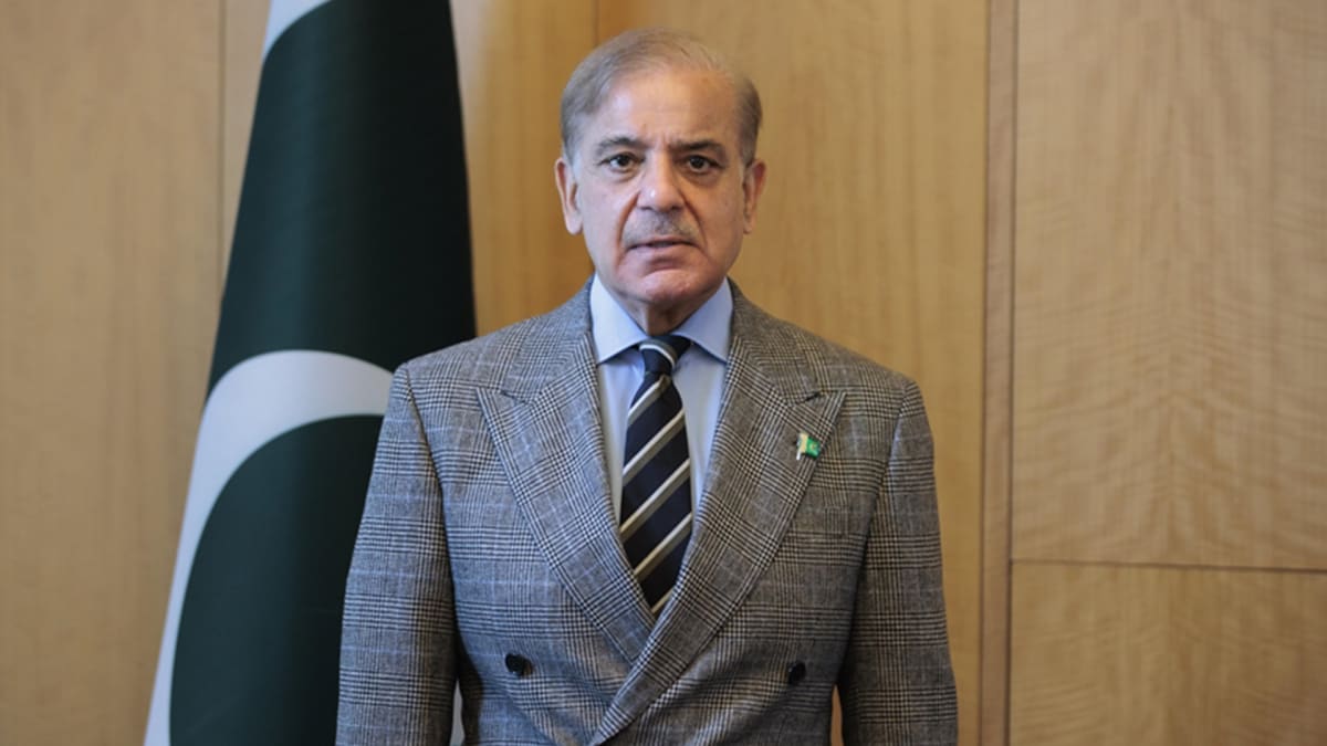 Pakistani Prime Minister Shehbaz Sharif speaking at podium about U.S.-Iran peace mediation efforts