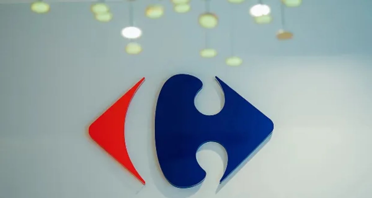 Carrefour supermarket shelves showing eco-friendly packaging with reduced plastic and cardboard alternatives