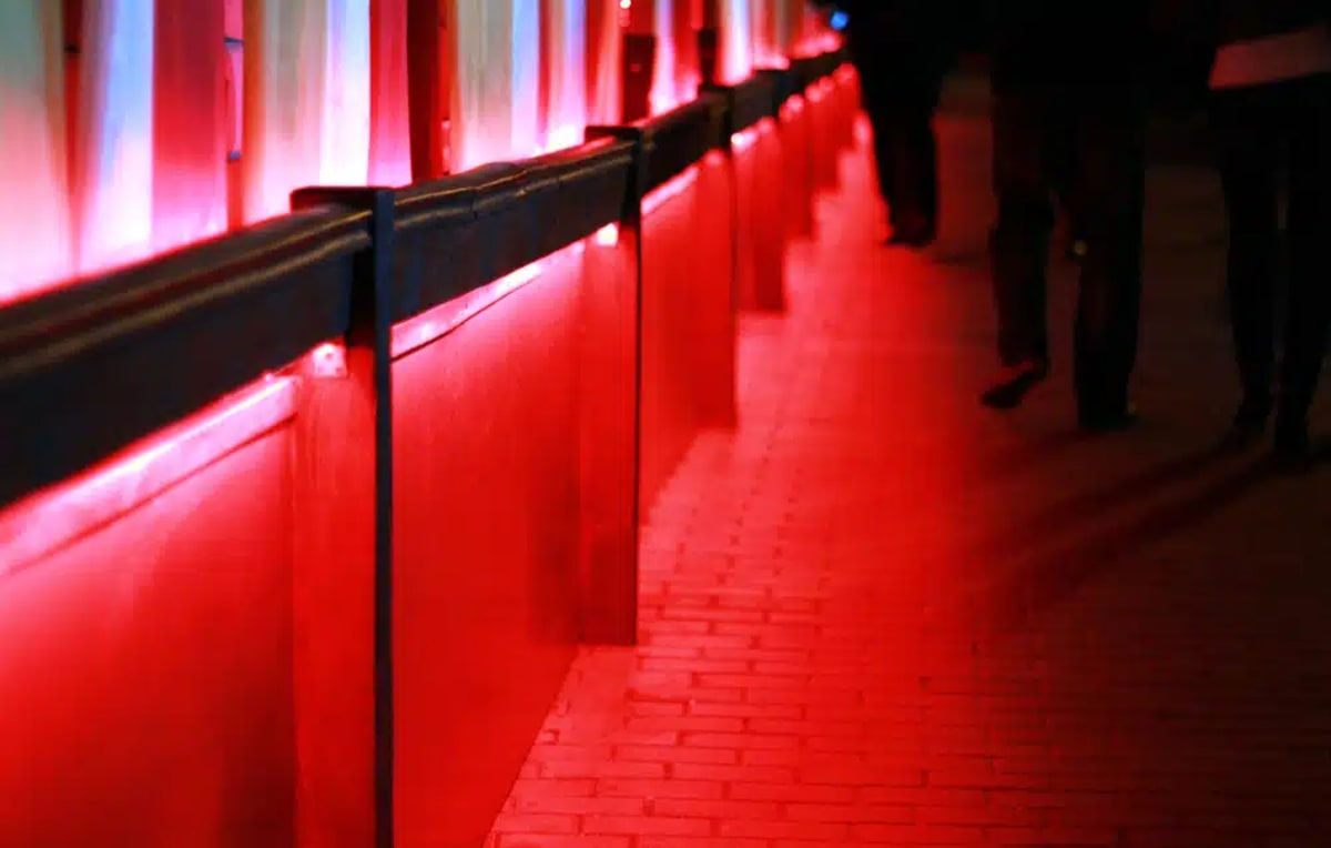 Denmark Installs Red Streetlights to Save Urban Bats - Image 5