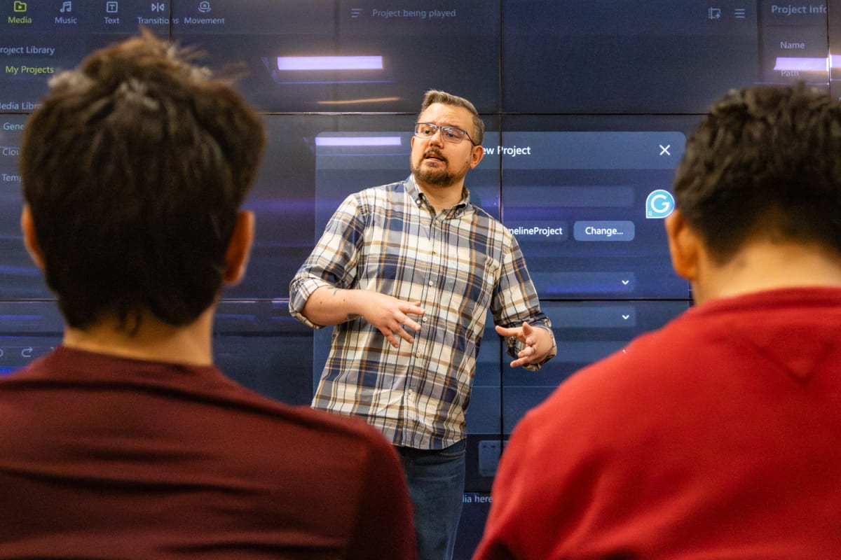 Professor Christopher Ball teaches students to use 360-degree video editing software at Illinois IDEA Lab