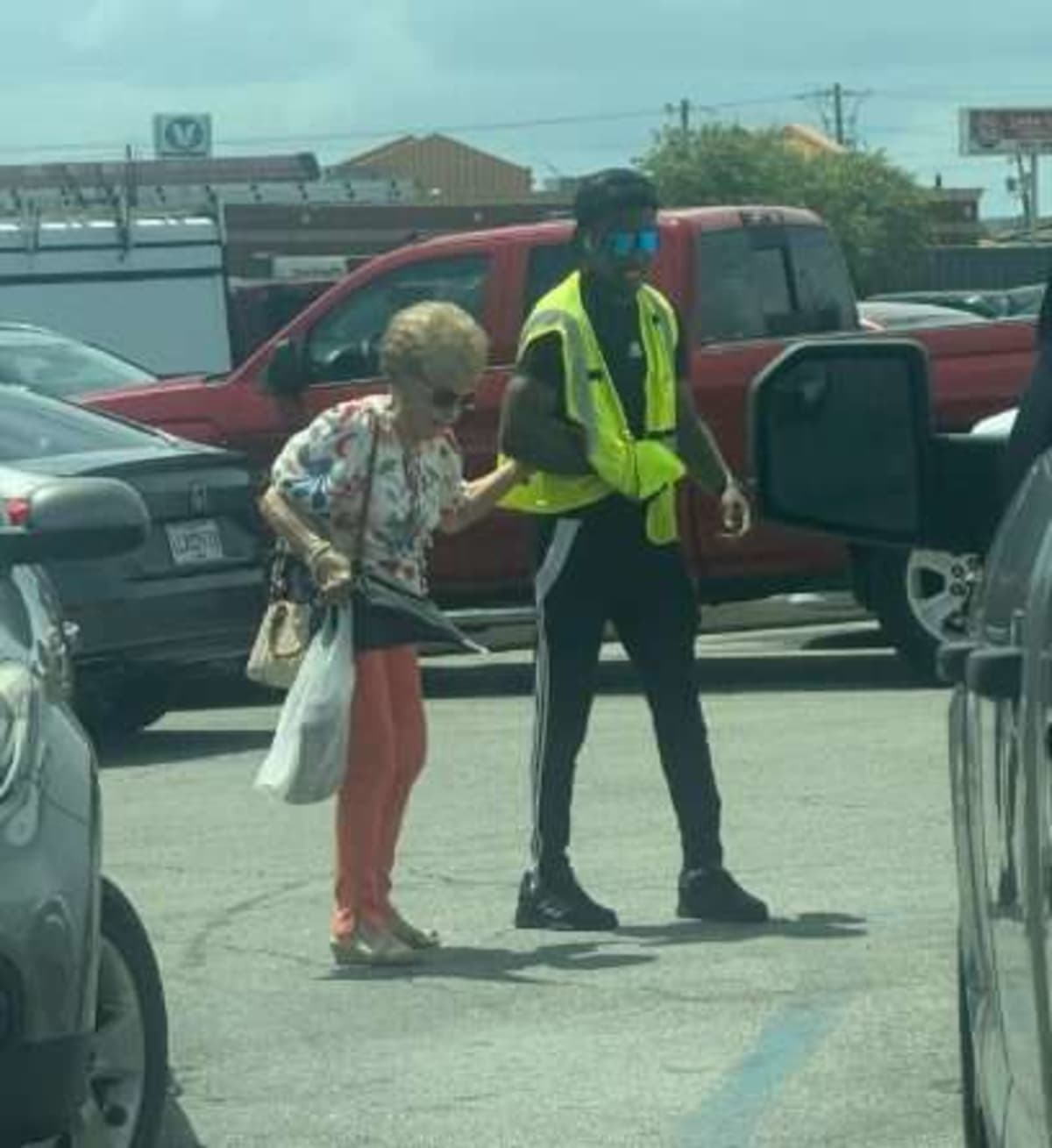 College Grad Helps Elderly Shopper in Hattiesburg