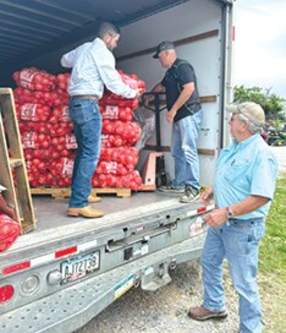 Tennessee Club Sells 3,400 Pounds of Onions for Charity