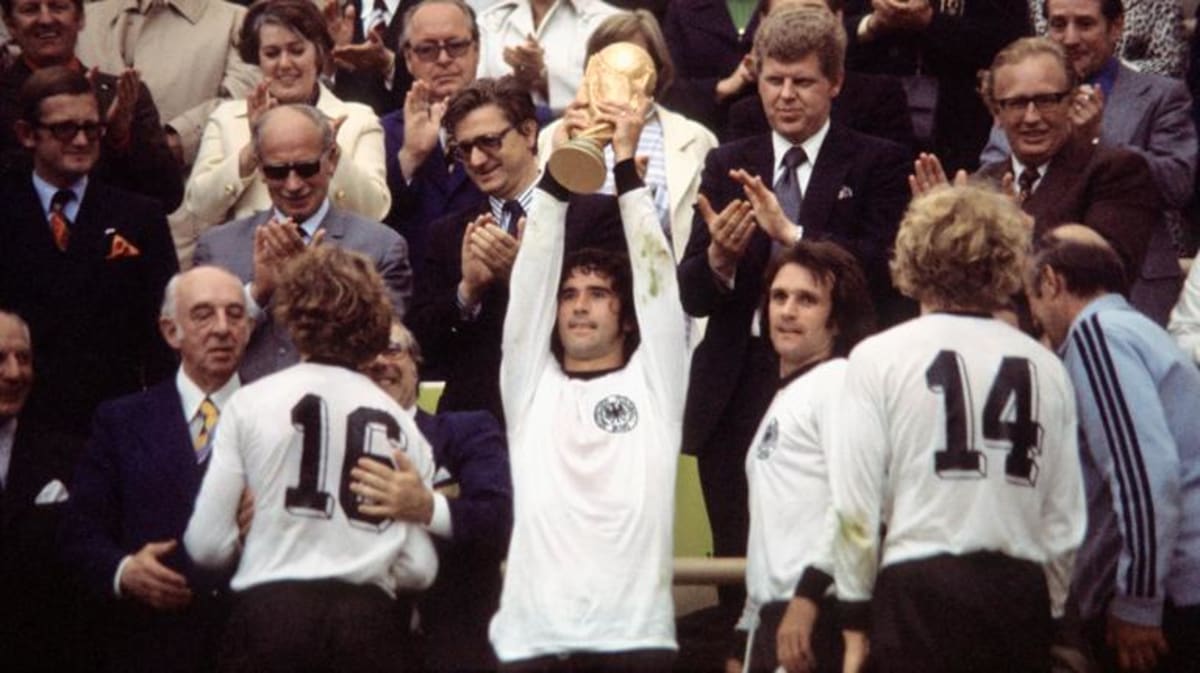 Italian Sculptor's Family Visits His World Cup Trophy Legacy - Image 4