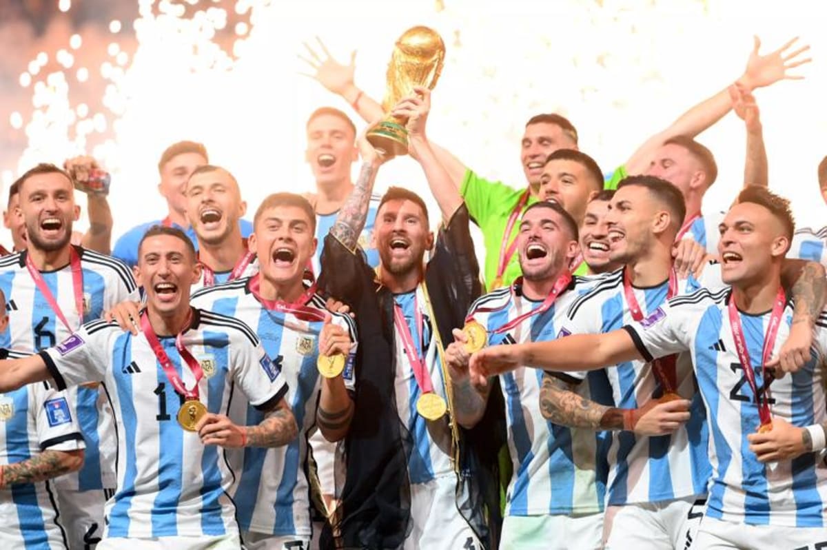 Italian Sculptor's Family Visits His World Cup Trophy Legacy - Image 5
