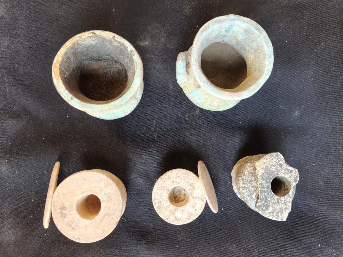 Ancient Egyptian cosmetic containers and gold-framed scarabs discovered in Panehsy tomb excavation