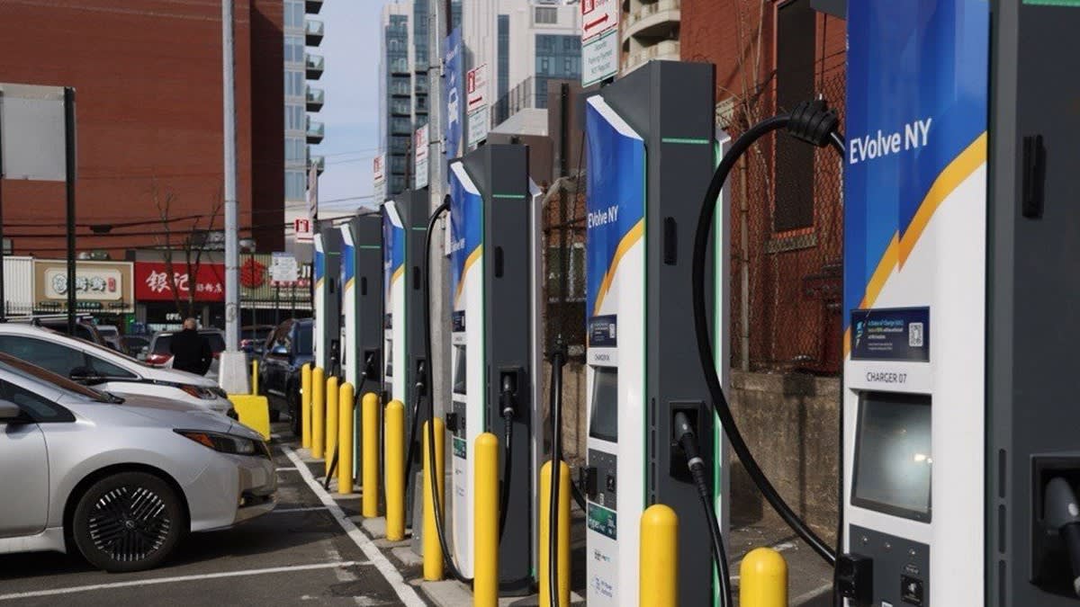 NYC Drops 360kW EV Chargers in Queens for Taxi Drivers - Image 2