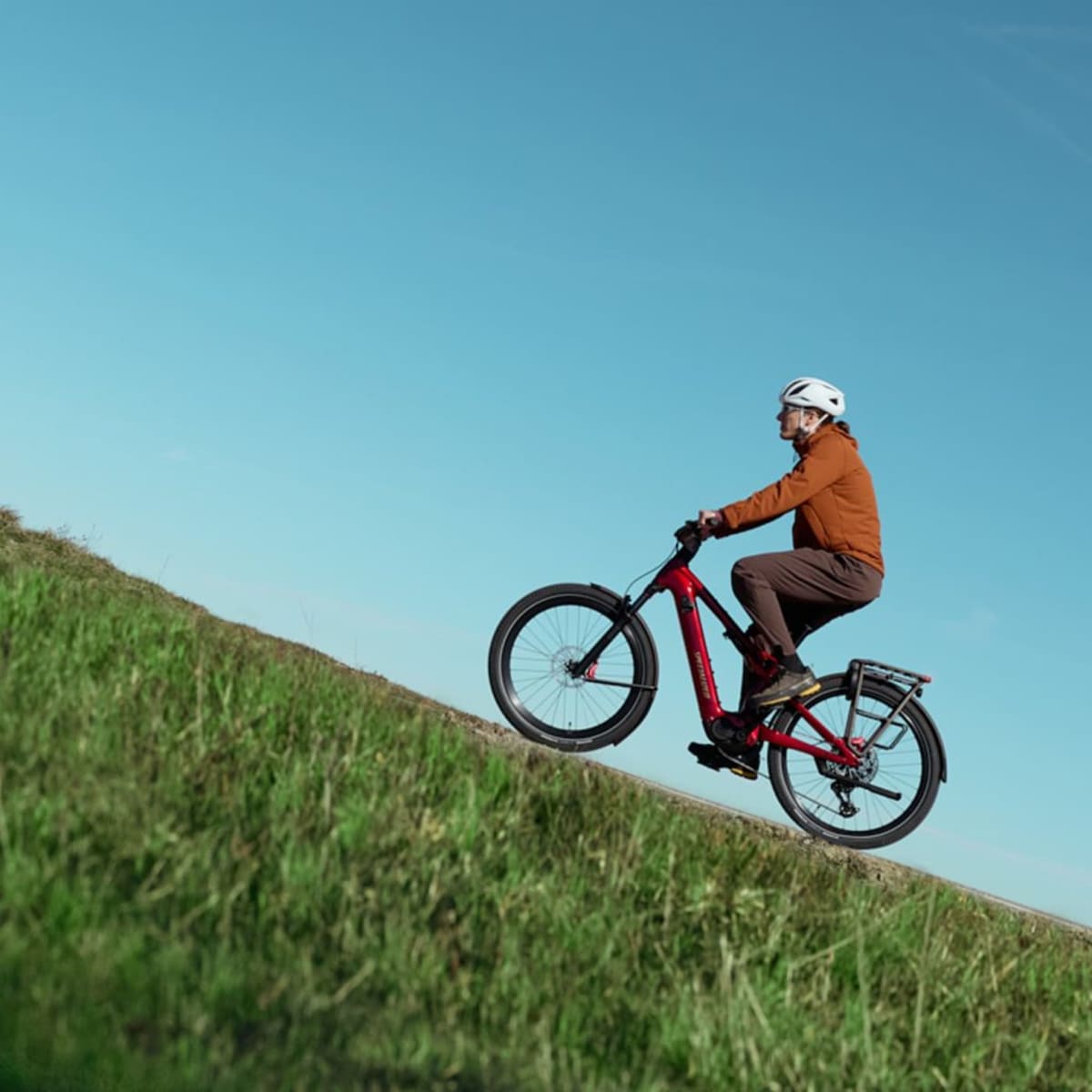 Specialized's New E-Bike Tackles City Streets and Trails - Image 4