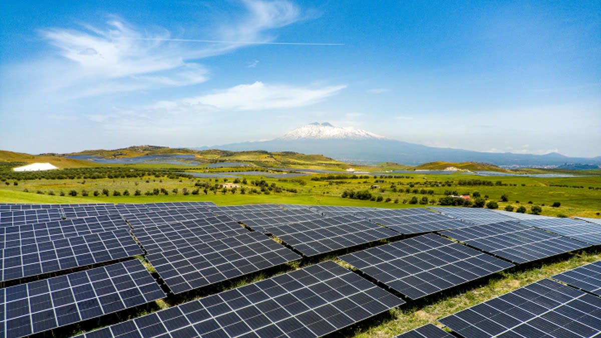 Italy's Largest Solar Farm Now Powers 140,000 Homes - Image 2
