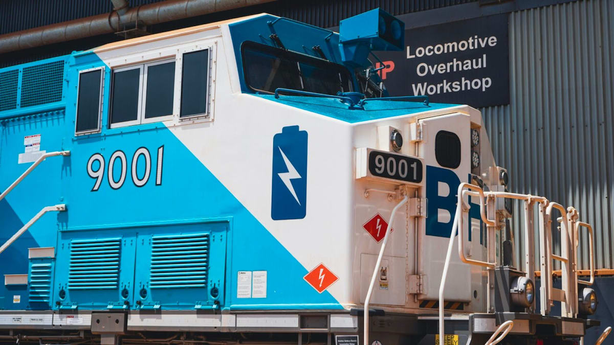Giant Electric Train Hauls 35,000 Tons on Battery Power - Image 3