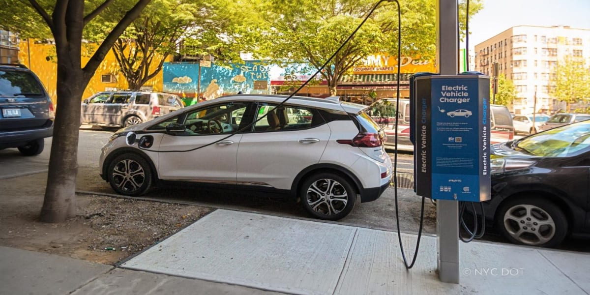 NYC Installing 600 EV Chargers Right at the Curb - Image 2