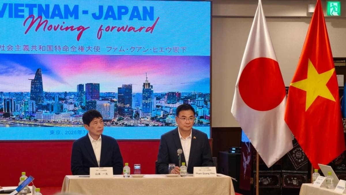 Vietnamese and Japanese officials discussing semiconductor technology cooperation and digital transformation partnership