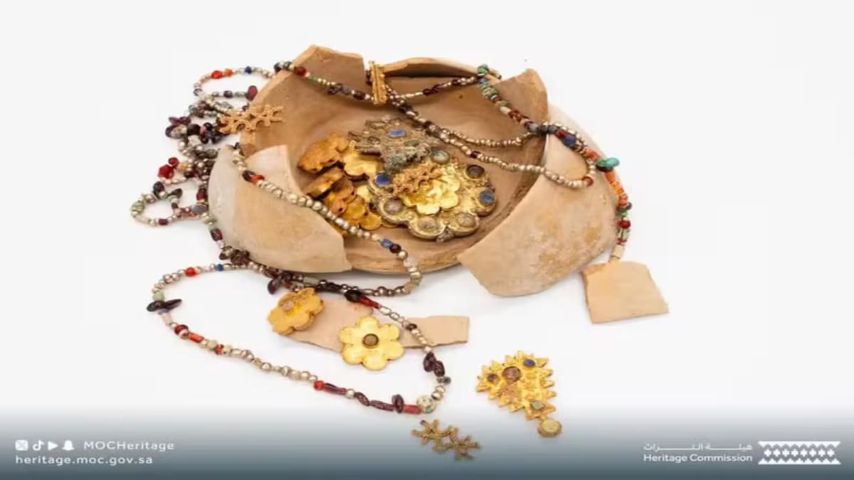 ** Ancient gold and silver jewelry with precious stones displayed from the Diriyah Treasure archaeological discovery