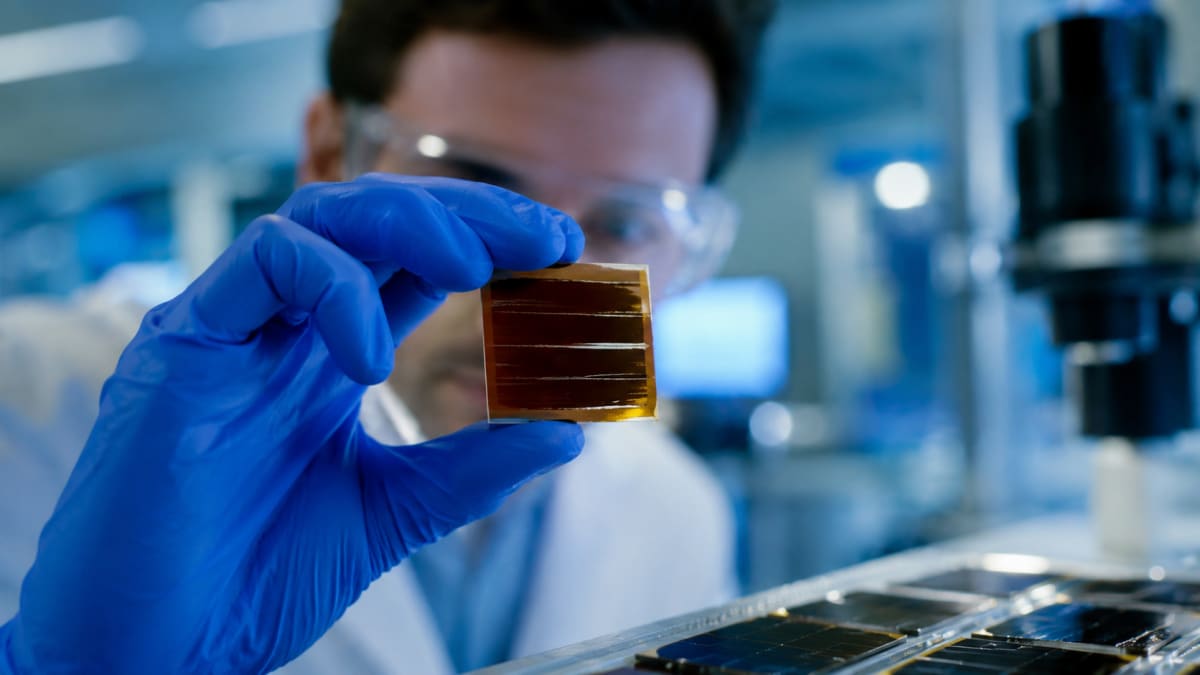 Scientists Crack Solar Panel Puzzle in Just 10 Minutes