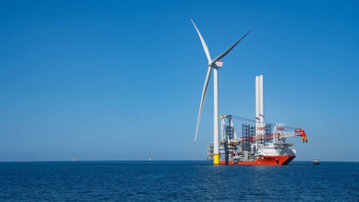 UK Installs Record 377-Foot Wind Blades Made in Hull