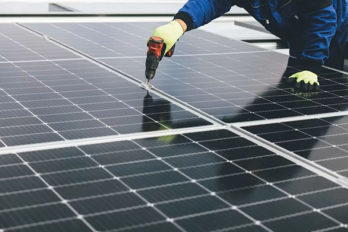 UK Homes Install Solar Panels Every 2 Minutes in 2026 - Image 3