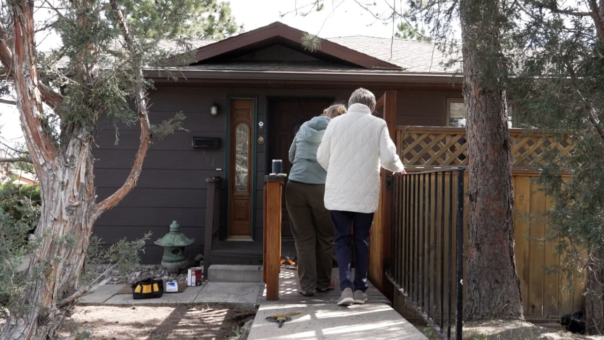 200 Volunteers Help Elderly Neighbors With Free Yard Work - Image 5
