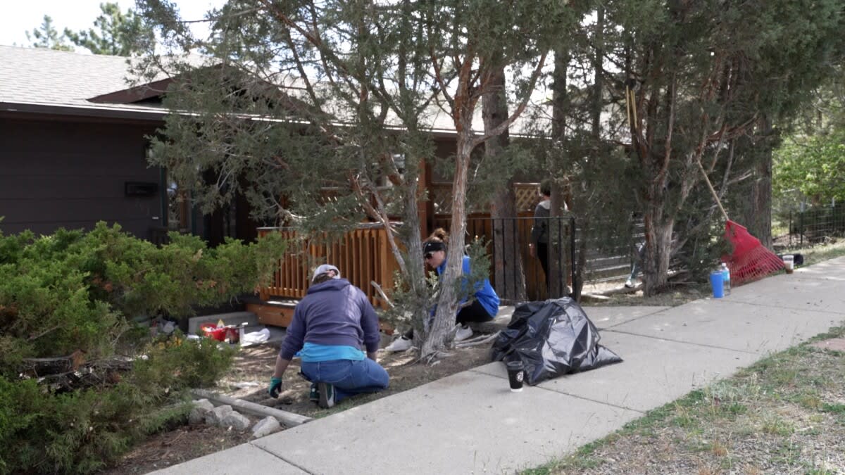 200 Volunteers Help Elderly Neighbors With Free Yard Work - Image 2