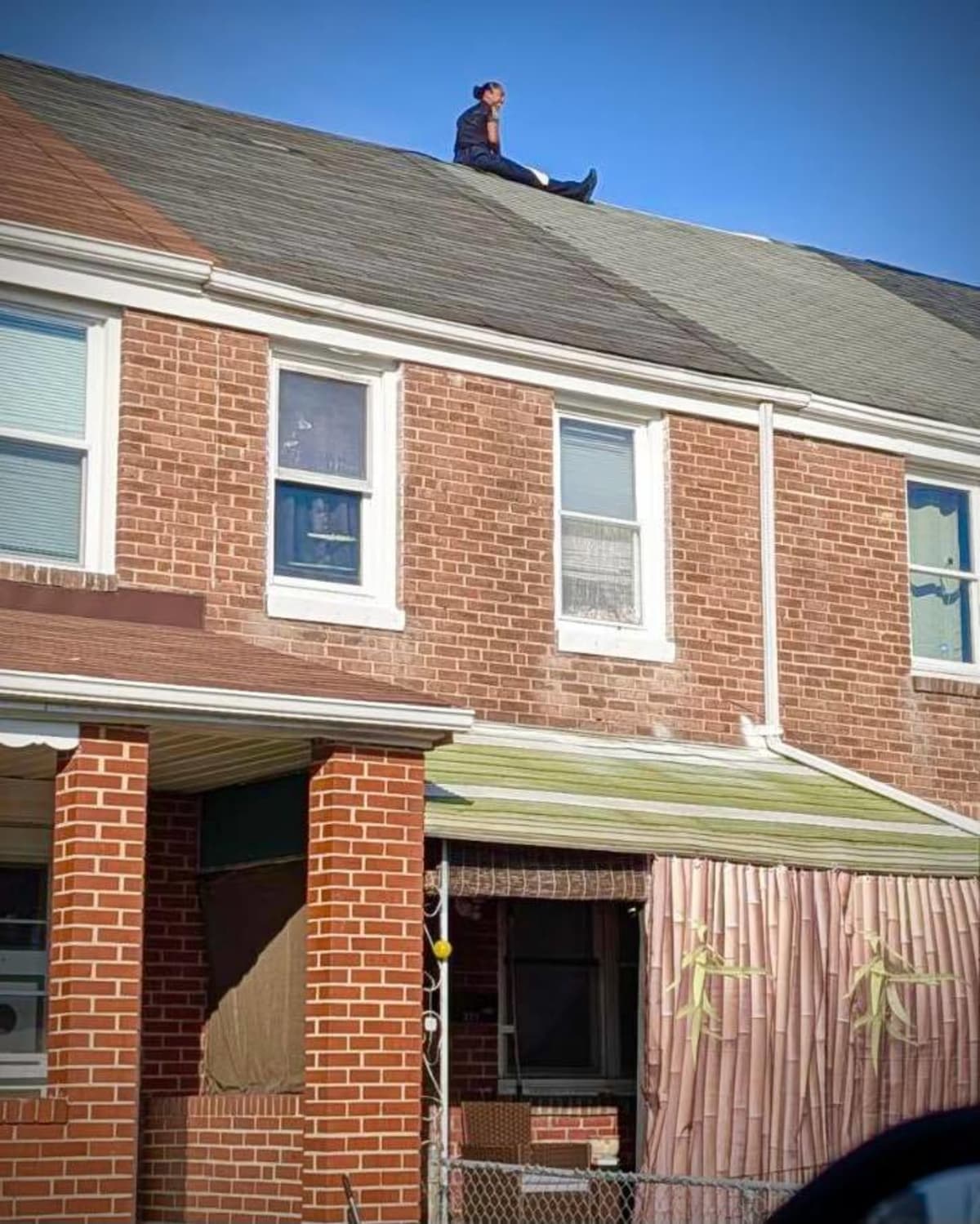 Baltimore Officer Climbs Roof to Rescue Stranded Dog - Image 5