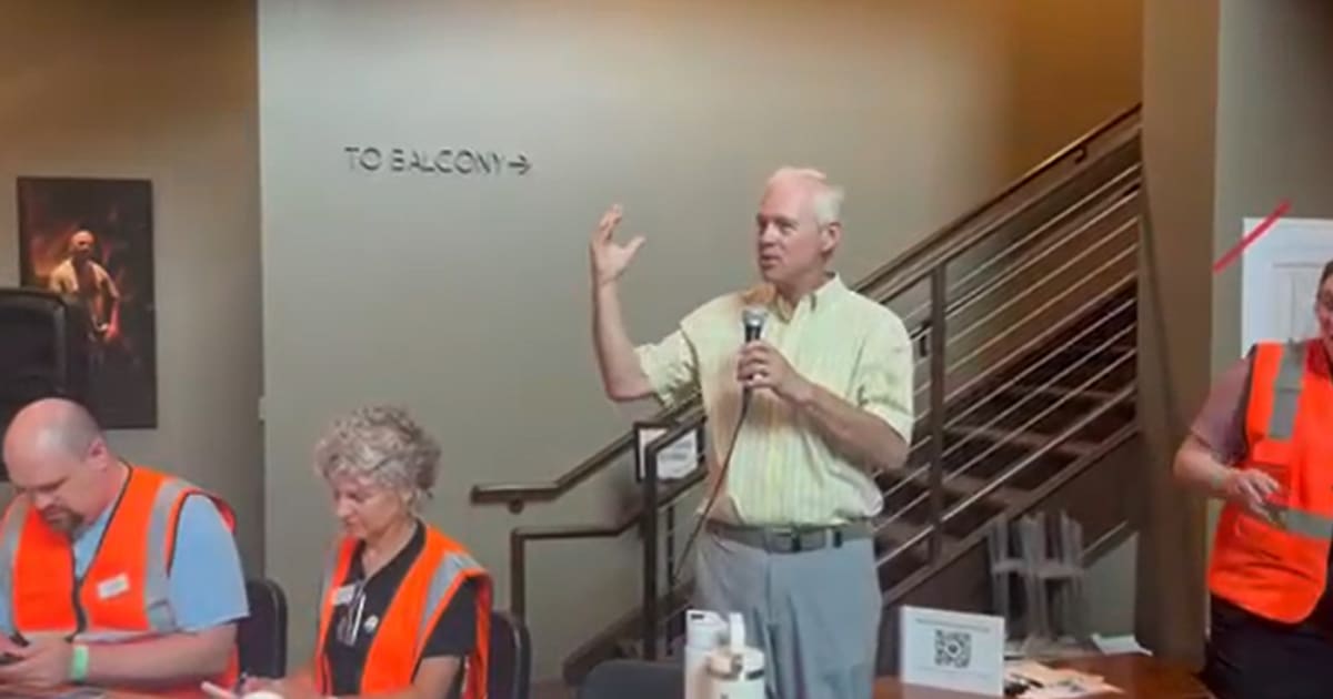 Senator Ron Johnson visiting volunteer center in Menasha following tornado damage response