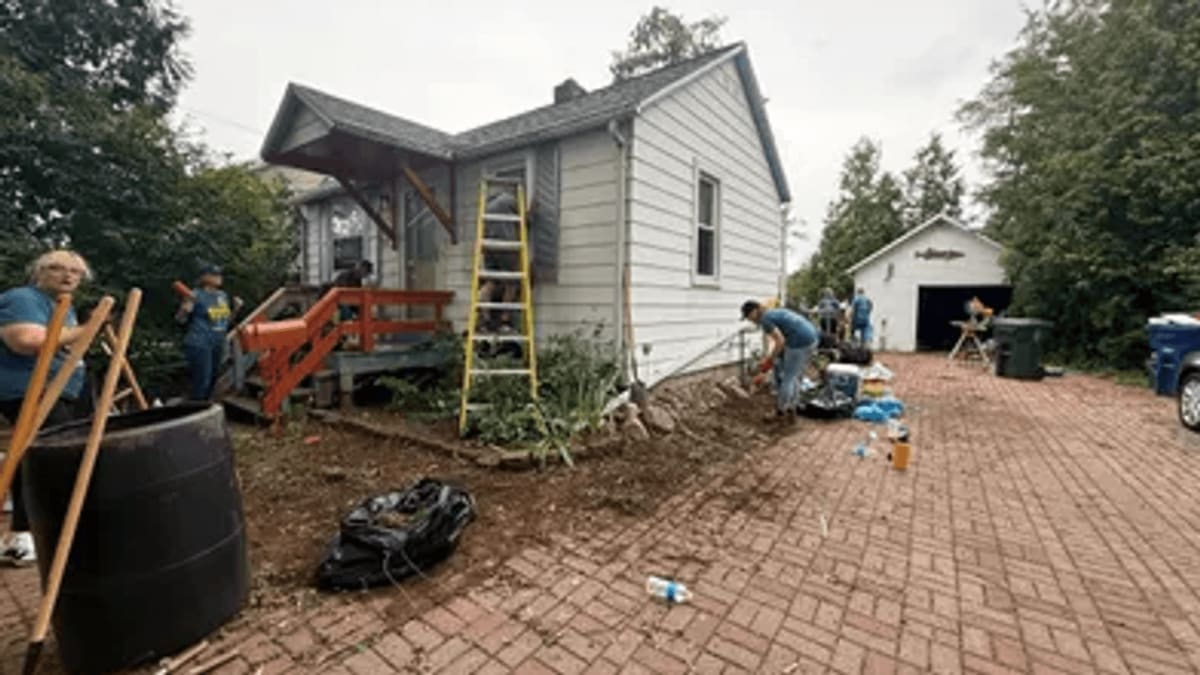 325 Volunteers Transform 28 Homes in De Pere in 3 Days