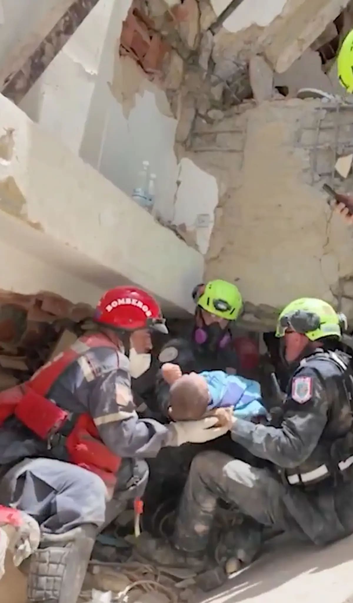 US Team Rescues Baby and Mother From Venezuela Quake - Image 2
