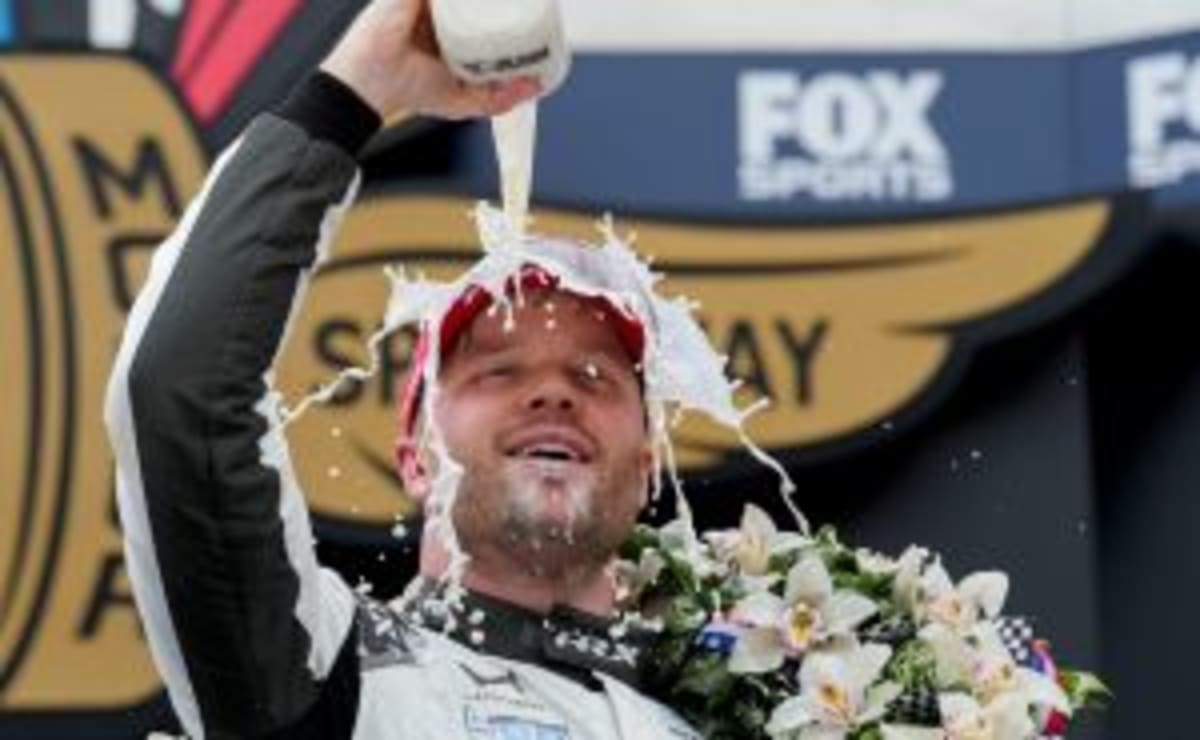 Hamilton Wins First Ferrari Race After 31 Tries - Image 5