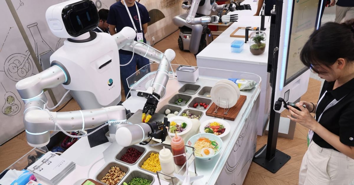 Beijing's Robot Chefs Now Cook and Serve Complete Meals - Image 2