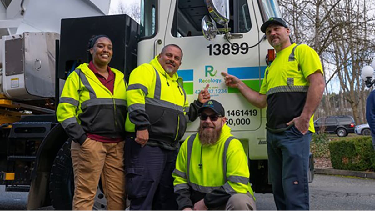 Electric Garbage Truck Hits Streets in Washington City - Image 2