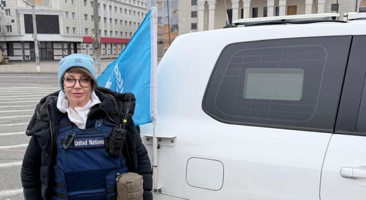 ** Field security officer Olga Scripovscaia speaking with humanitarian colleagues in southern Ukraine