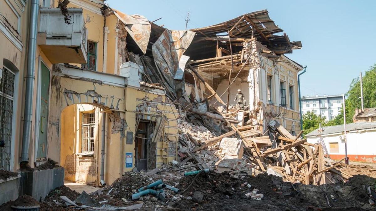 Ukraine's Kharkiv Rebuilds for Peace Amid Daily Attacks - Image 4