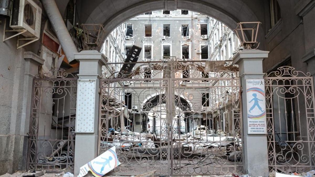 Ukraine's Kharkiv Rebuilds for Peace Amid Daily Attacks - Image 3