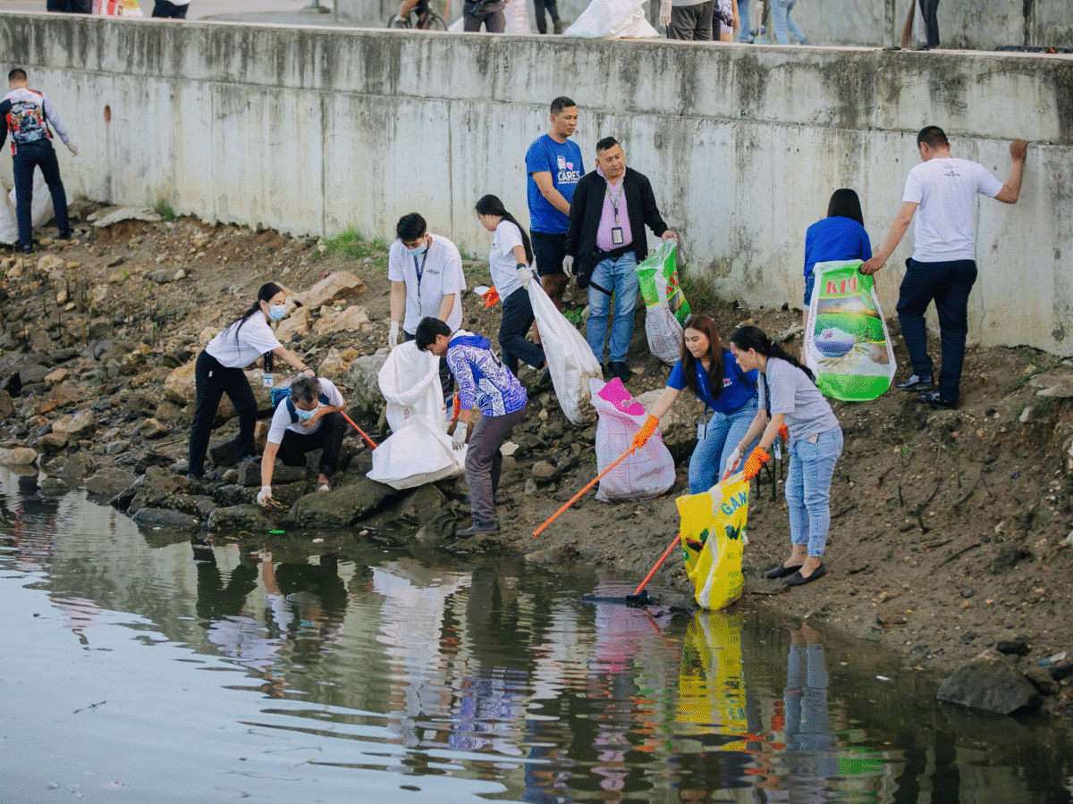 SM Malls Teach Filipinos Ocean Care at 7 Coastal Cleanups - Image 3