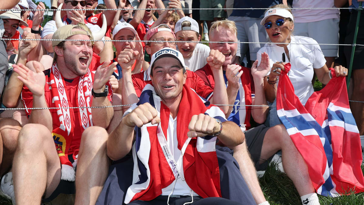 Viktor Hovland celebrating with Norwegian fans doing Viking rowing motion at golf tournament