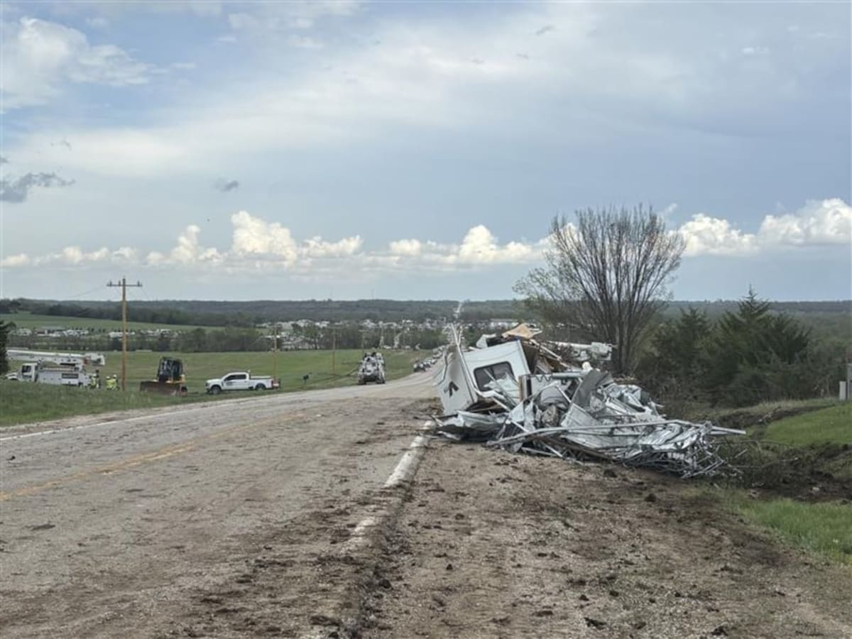 Church Volunteers Bring Chainsaws to Tornado-Hit Kansas Town - Image 2