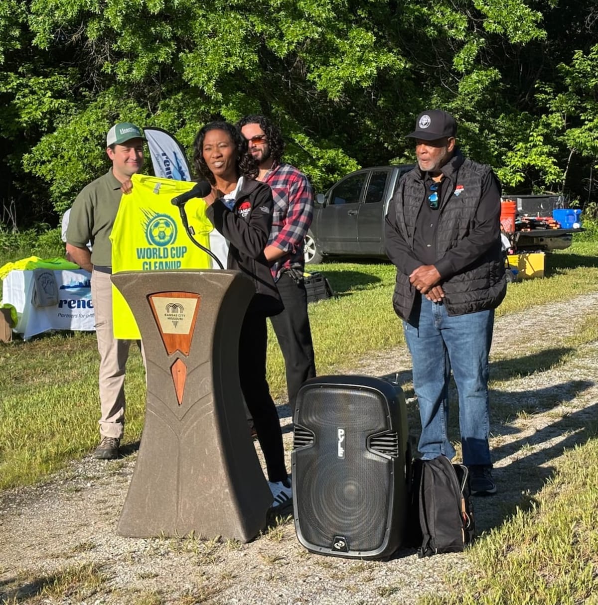 50 Volunteers Clean Kansas City River for 2026 World Cup - Image 2