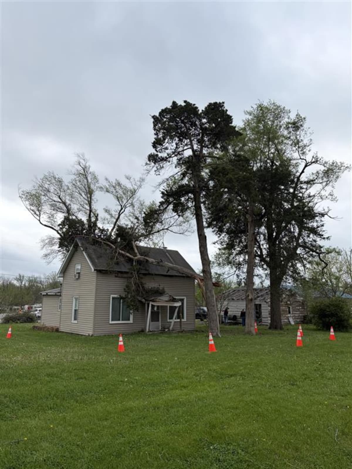 100+ Volunteers Rebuild Kansas Town Hit by Tornado - Image 4