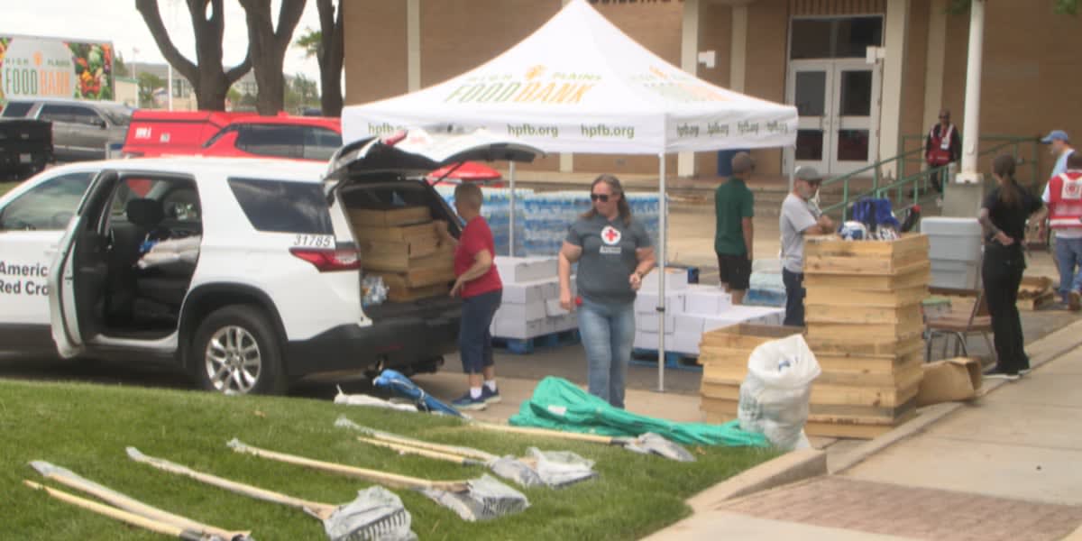 Texas Wildfire Victims Get Help From Dozens of Volunteers