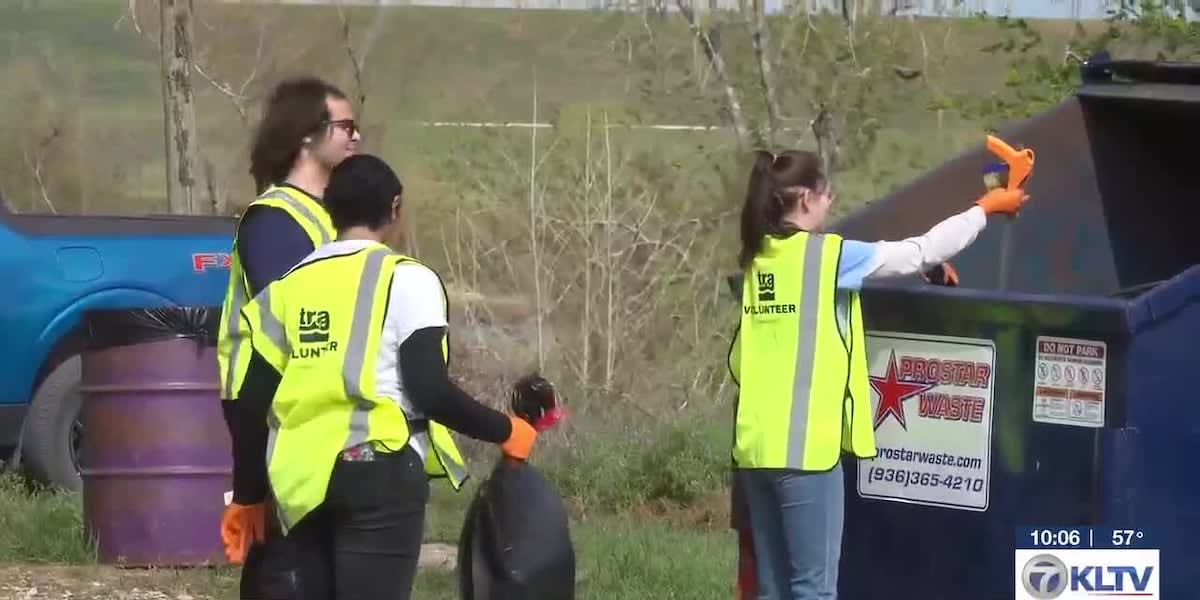 130 Volunteers Clean Lake Livingston in Texas River Drive