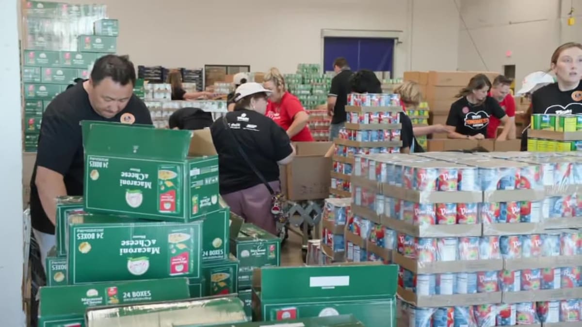 100+ Volunteers Pack 2,600+ Meal Boxes in Phoenix Food Drive - Image 2