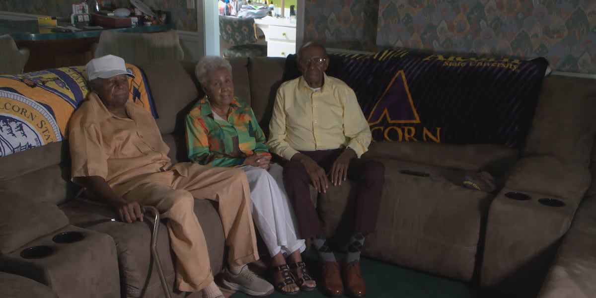 Eight elderly Davis siblings from Mississippi smiling together after breaking Guinness World Record