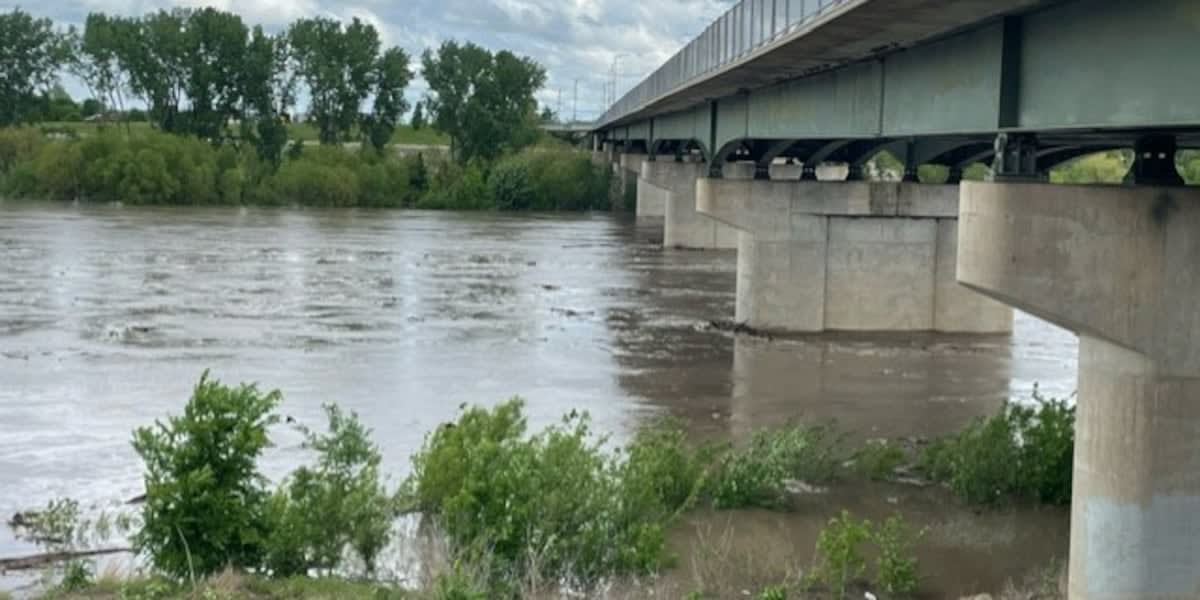 Topeka Firefighter Wades Into River to Calm Stranded Man