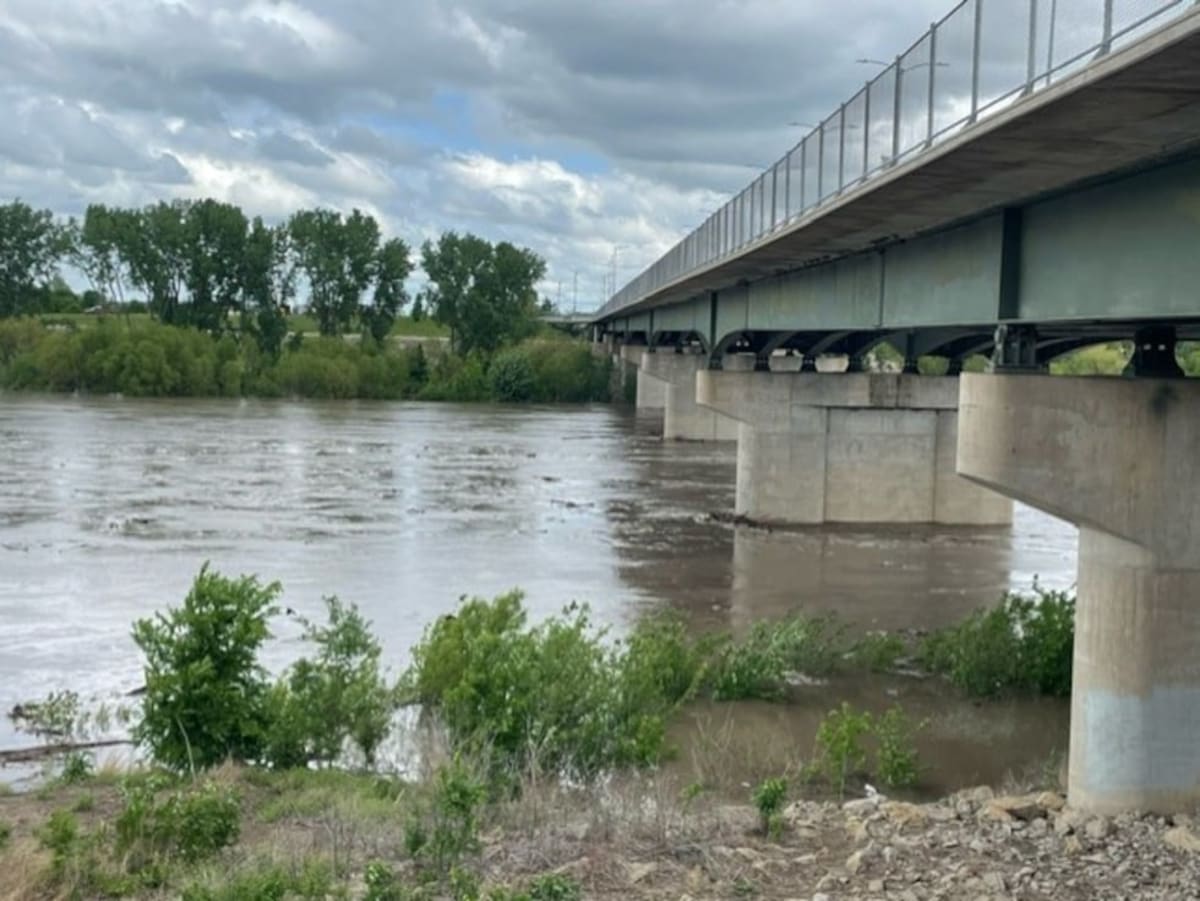 Topeka Firefighter Wades Into River to Calm Stranded Man - Image 2