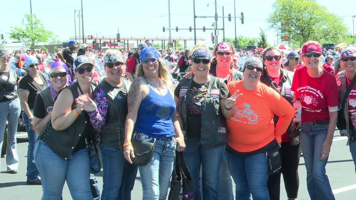 1,433 Women Smash Motorcycle World Record in Rockford - Image 4